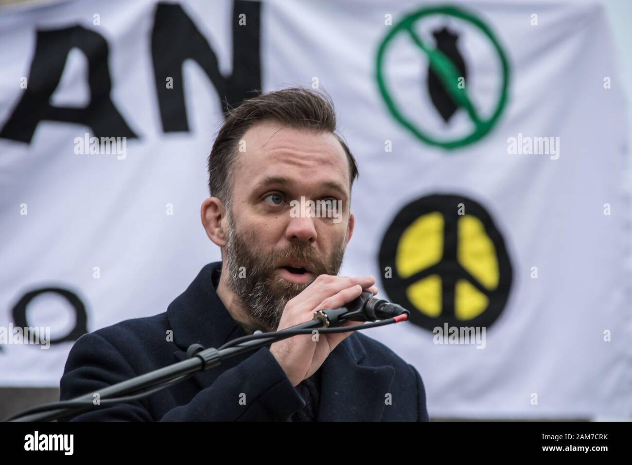 Londra, Regno Unito. 11 gennaio, 2020. Glenton JJoe da veterani per la pace affronta la Folla a Trafalgar Square. Dopo l assassinio di Qasim Soleimani a Baghdad da Stati Uniti e aumentando la tensione in Medio Oriente, i manifestanti hanno marciato attraverso il centro di Londra alla domanda "no guerra all'Iran', 'no alla guerra in Iraq e 'truppe dell'Iraq". Essi quindi raccolse in Trafalgar Square di ascoltare discorsi da una gamma di persone tra cui Jeremy Crobyn. La manifestazione è stata organizzata congiuntamente da arrestare la coalizione bellica e la campagna per il disarmo nucleare e simili eventi hanno avuto luogo in tutto il Regno Unito. David Rowe/Alamy Foto Stock