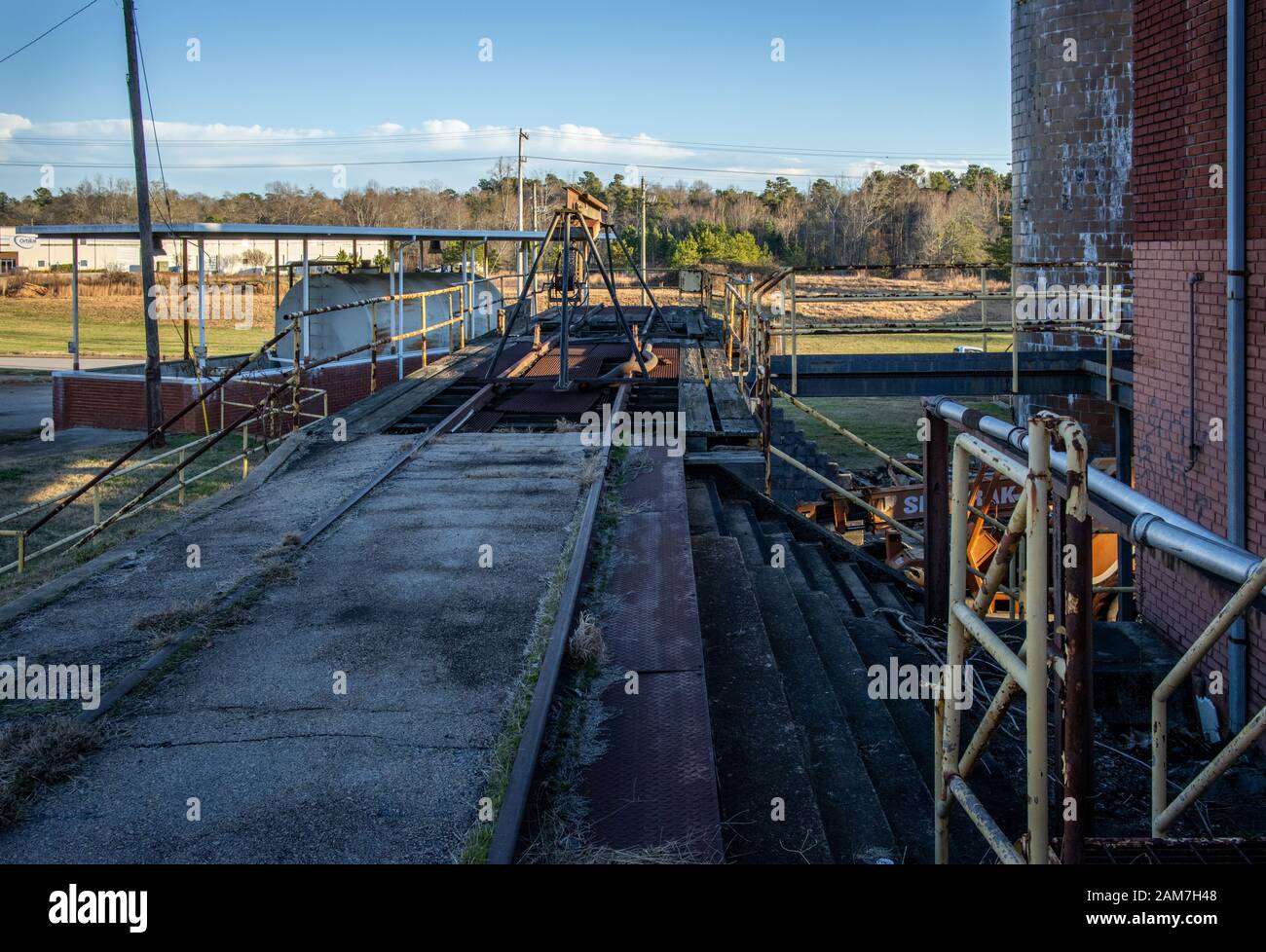 Stazione di scarico delle ferrovie - Hall County, Georgia. Stazione di scarico di vagone ferroviario presso la vecchia azienda di produzione Chicopee non utilizzata per il suo scopo in Foto Stock