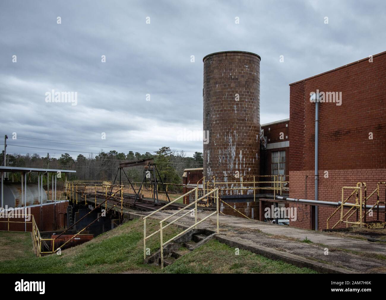 Chicopee Mill - Hall County, Georgia. Stazione di scarico di vagone ferroviario presso la vecchia azienda di produzione Chicopee non utilizzata per il suo scopo negli anni. Chico Foto Stock