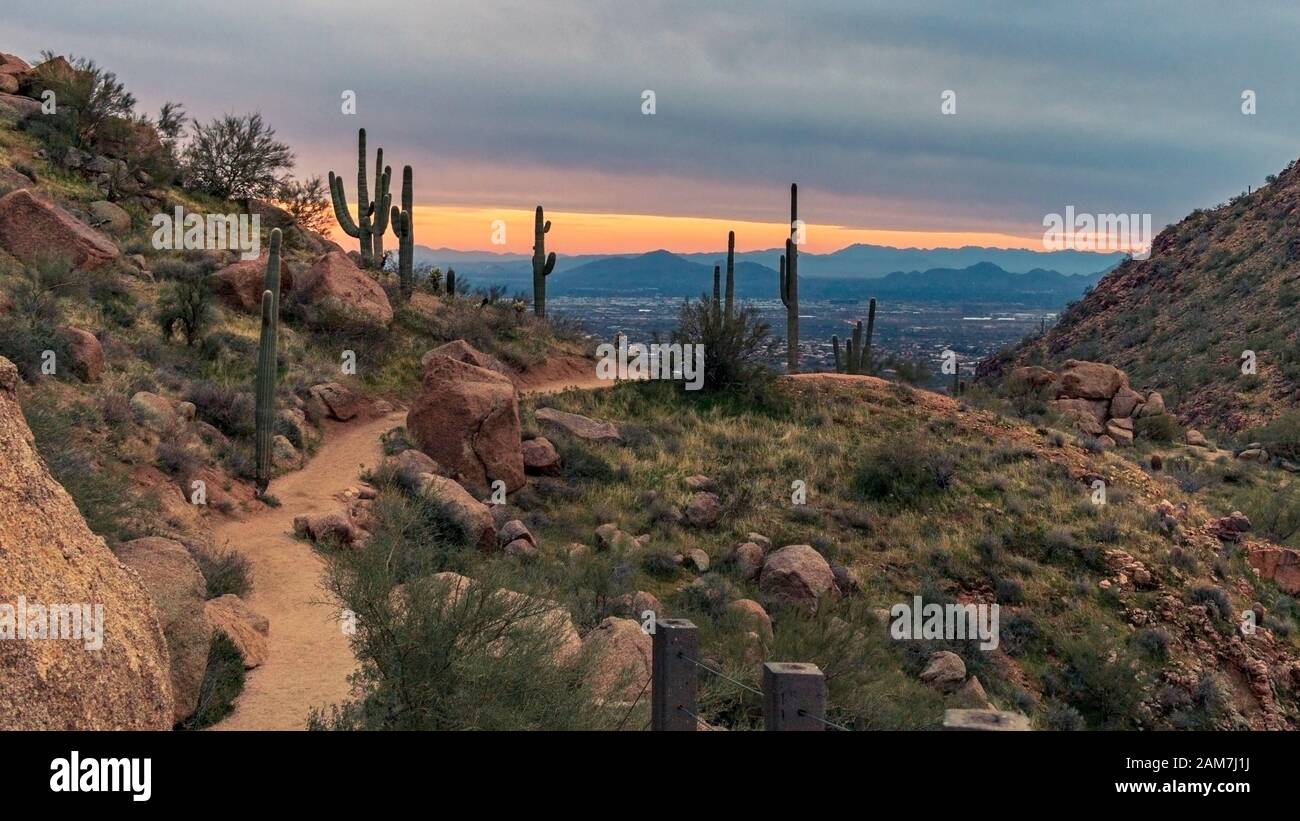 Vista Sulla Valle Elevata Dal Pinnacle Peak Desert Hiking Trail A North Scottsdale, Arizona. Foto Stock