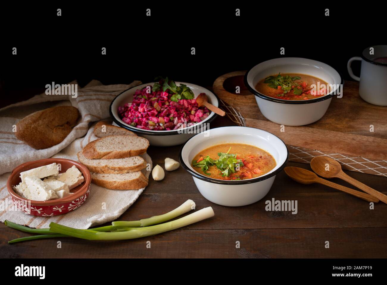 Zuppa di mais dell'Europa orientale, insalata di barbabietole, formaggio di pecora, VIN brulé Foto Stock