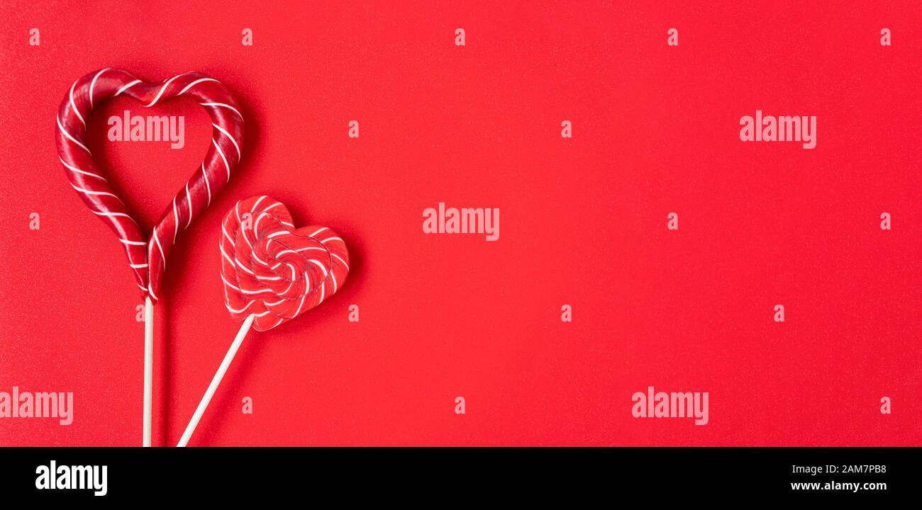 Due lollipop a forma di cuore. Cuori rossi. Concetto di amore. San Valentino. Foto Stock