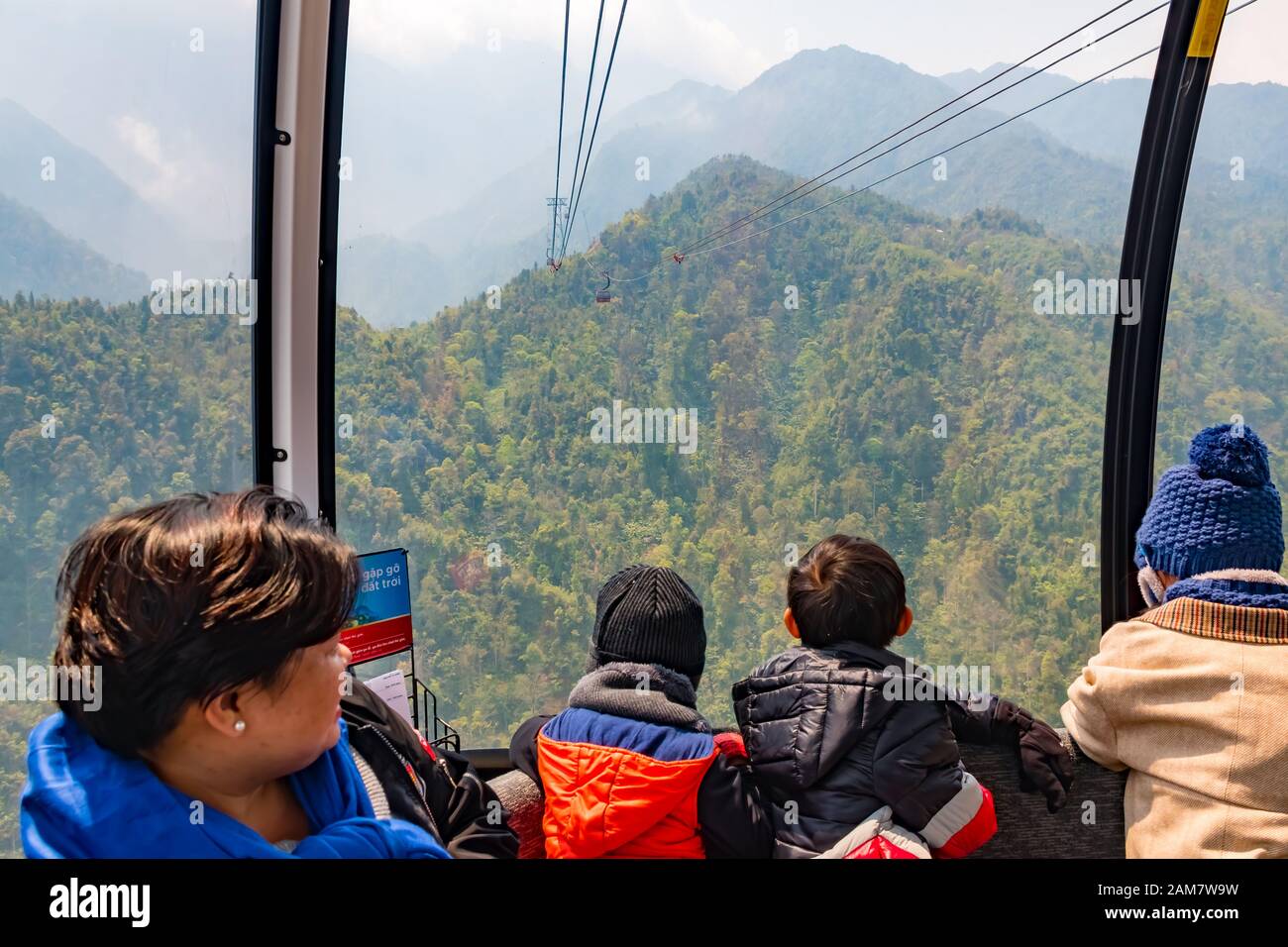 Fansipan, Sapa, Vientam, 15 Mar 2018 - funivia elettrica per la cima della montagna di Fansipan, la montagna più alta di Indochina, Sapa, Vietnam Foto Stock