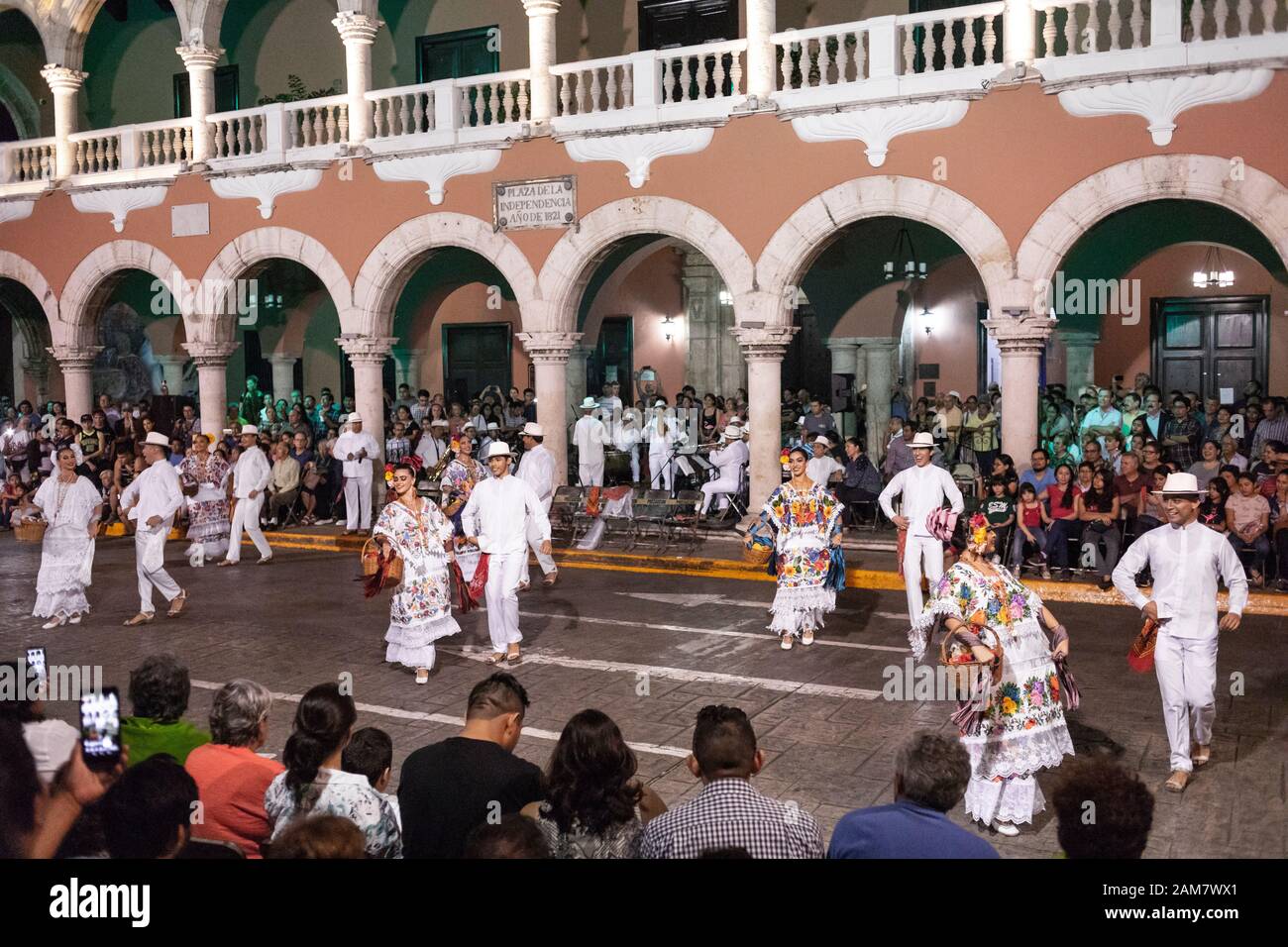 Gli artisti locali ballano la Danza Vaqueria di fronte al Palacio Municipal ogni Lunedi notte a Merida, Yucatan, Messico. Foto Stock