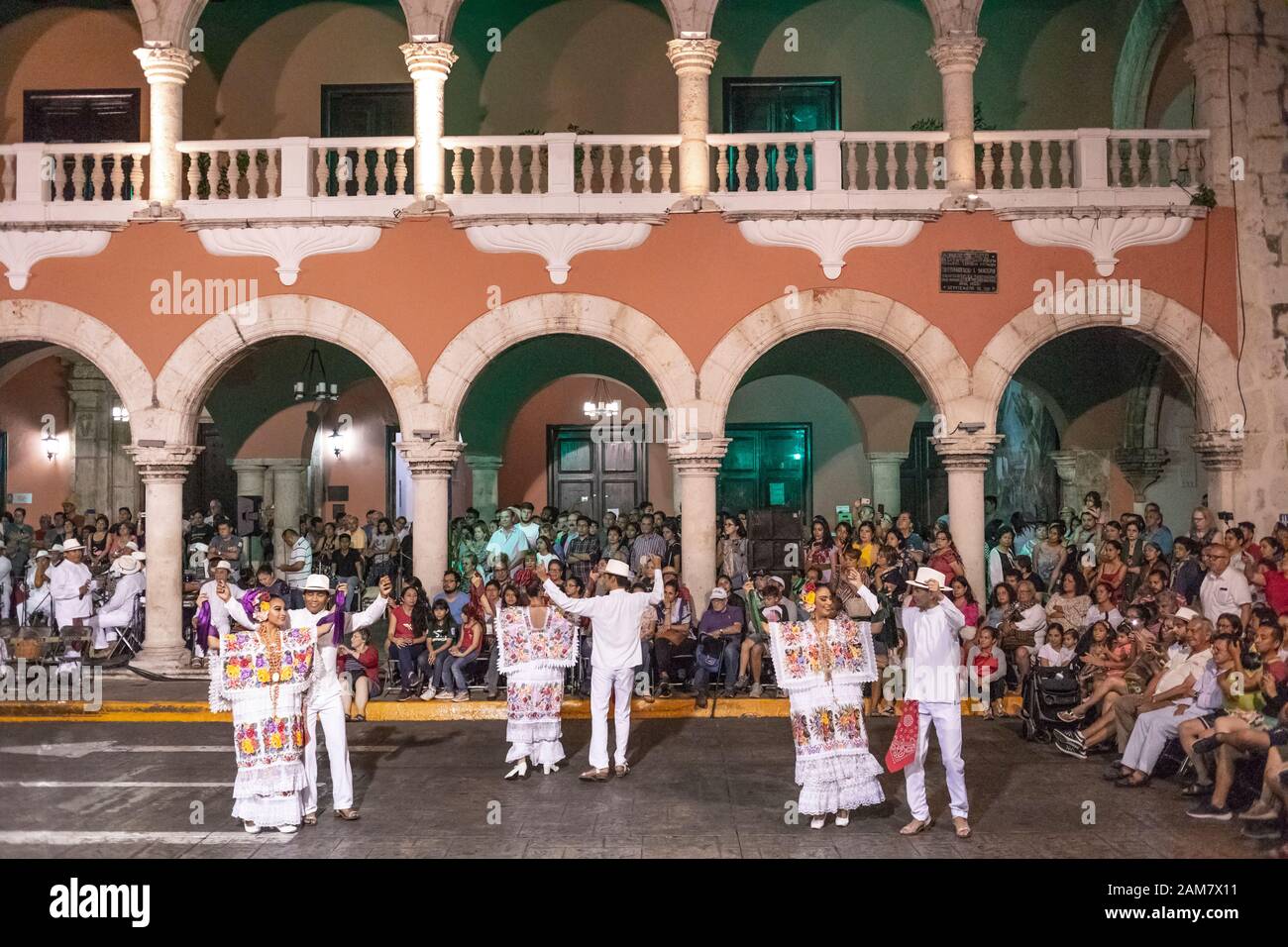 Gli artisti locali ballano la Danza Vaqueria di fronte al Palacio Municipal ogni Lunedi notte a Merida, Yucatan, Messico. Foto Stock