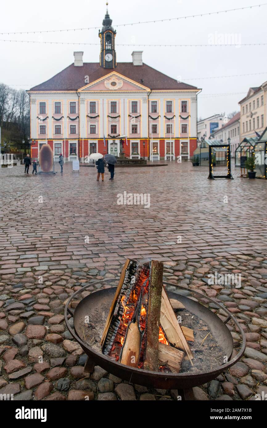 Un fuoco di cucina all'aperto in Piazza del Municipio, vigilia di Natale. Tartu, Estonia, in un giorno d'inverno Foto Stock