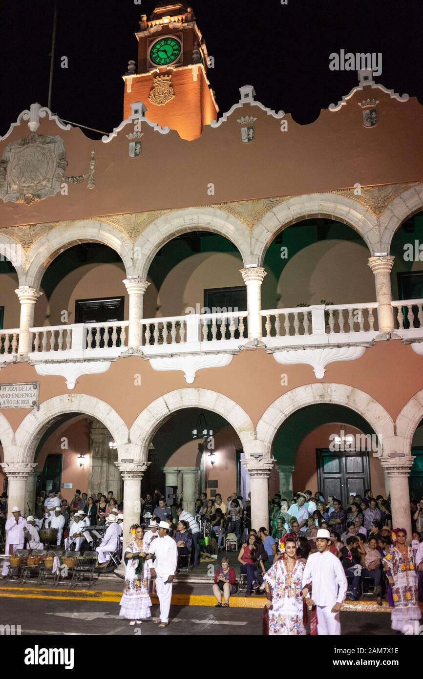 Gli artisti locali ballano la Danza Vaqueria di fronte al Palacio Municipal ogni Lunedi notte a Merida, Yucatan, Messico. Foto Stock