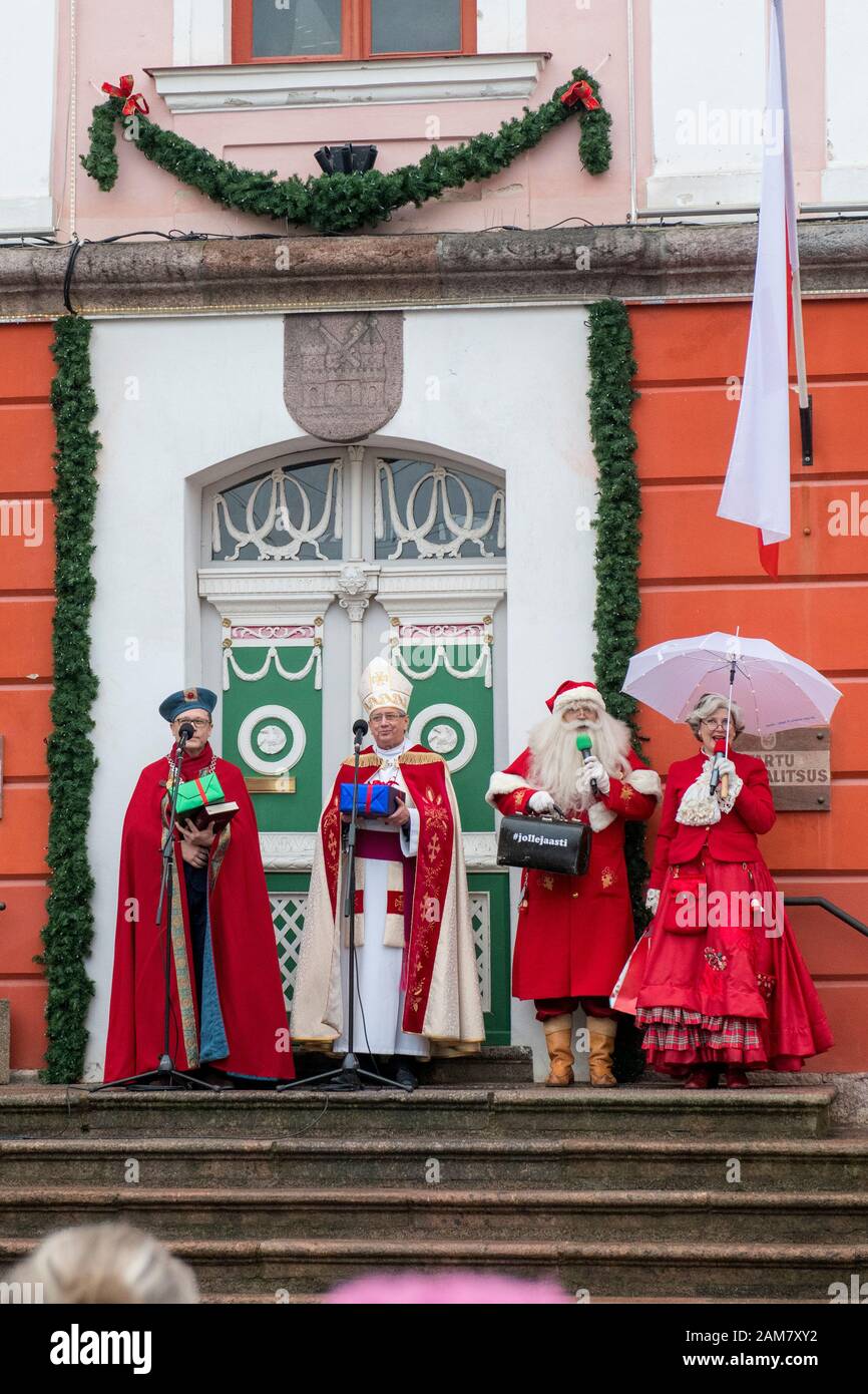 A Tartu, Joel Luhamets, vescovo della regione meridionale della Chiesa evangelica luterana estone, e il sindaco Urmas Klaas dichiarano la pace di Natale Foto Stock