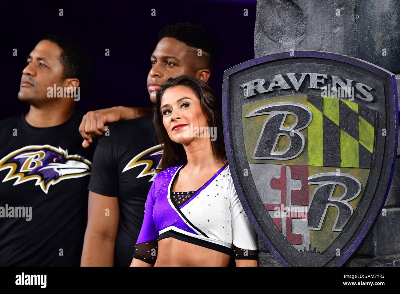 Baltimore, Stati Uniti. Xi gen, 2020. A Baltimore Ravens cheerleader è incorniciato dal team del logo dello schermo prima di divisione di una partita di spareggio contro la Tennessee Titans al M&T Bank Stadium di Baltimora, Maryland, il Sabato, 11 gennaio 2020. Foto di David Tulis/UPI Credito: UPI/Alamy Live News Foto Stock