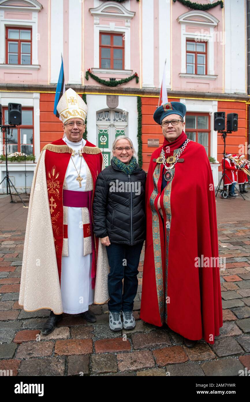 Joel Luhamets, vescovo della regione meridionale della Chiesa evangelica luterana estone, e sindaco Urmas Klas con un turista australiano a Tartu Foto Stock