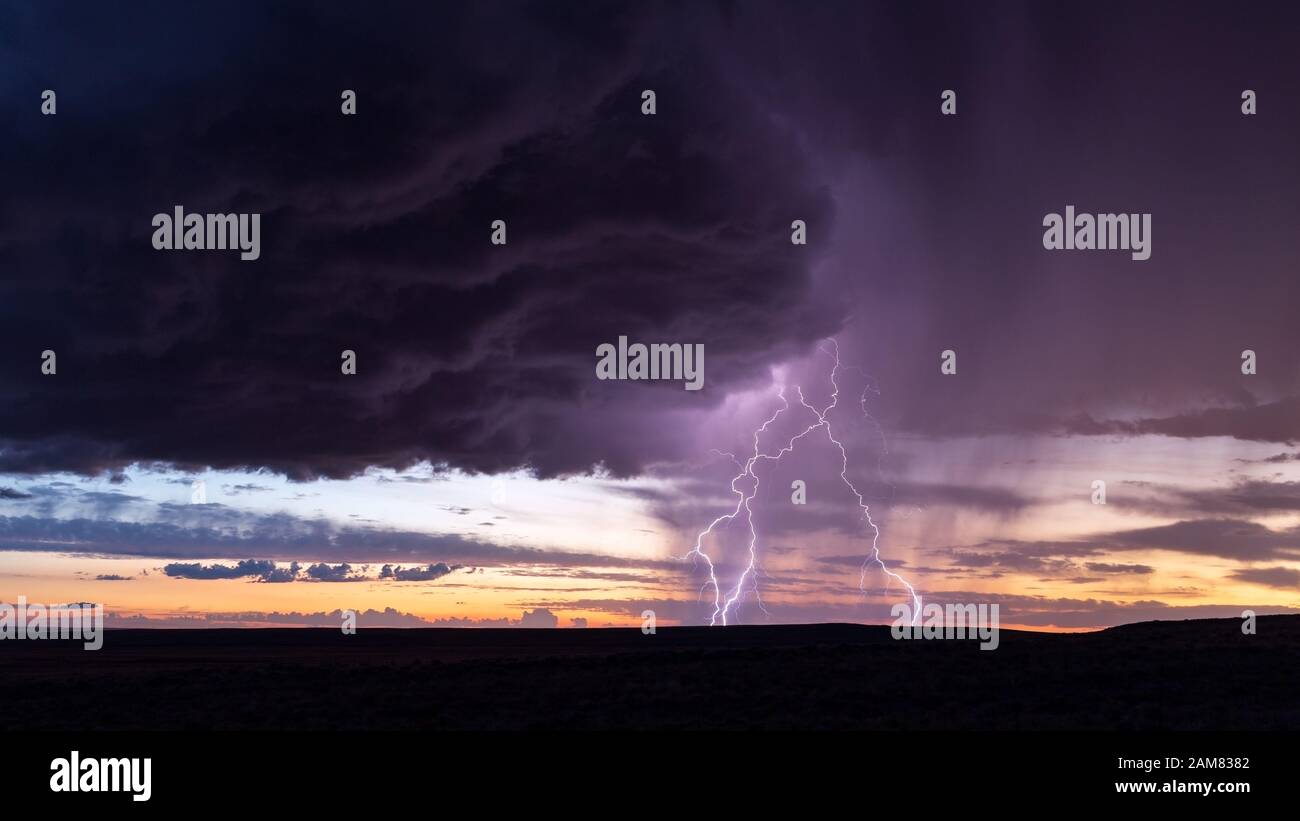 Paesaggio panoramico con fulmini e cielo al tramonto in una tempesta di tuoni vicino a Holbrook, Arizona Foto Stock