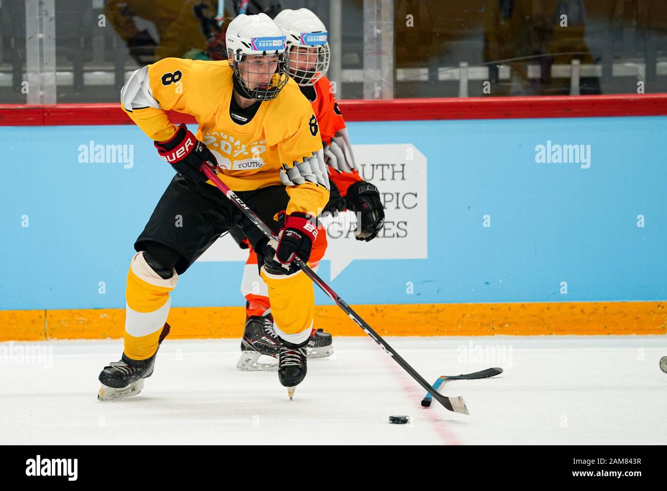 Losanna, Svizzera. Xi gen, 2020. Miha Bericic (anteriore) dalla Slovenia dei team giallo compete durante gli uomini per un misto di hockey su ghiaccio 3-in-3 turno preliminare gioco 10 tra team di giallo e arancione di squadra a Losanna 2020 Inverno Olimpiadi della gioventù (YOG) a Losanna, Svizzera, 11 genn. 2020. Credito: Bai Xueqi/Xinhua/Alamy Live News Foto Stock