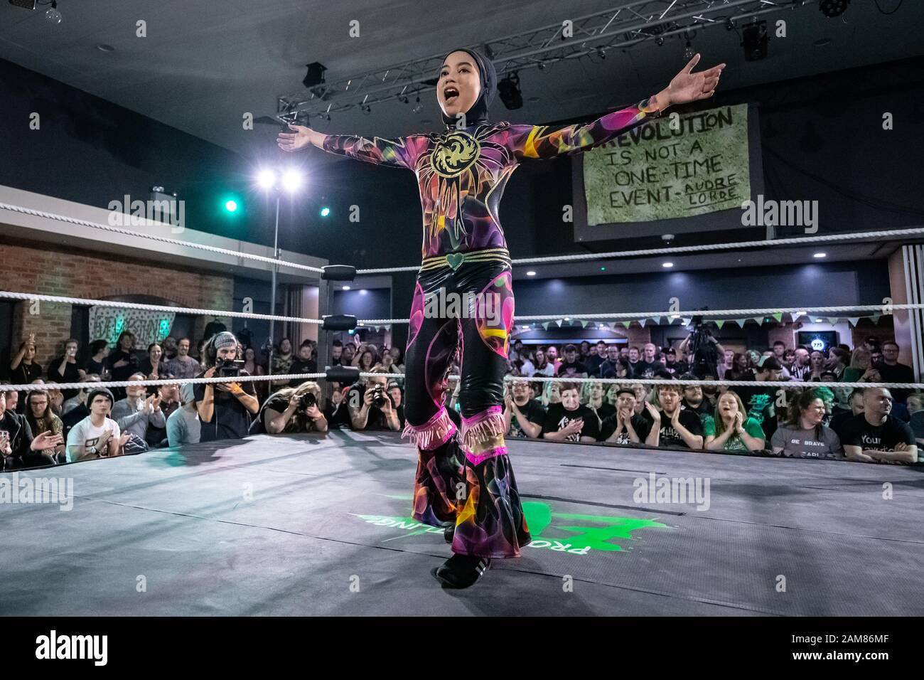 Londra, Regno Unito. 11th gennaio 2020. Né 'Phoenix' Diana, 20, campione di wrestling femminile della Malesia e il primo lottatore professionista hijab-wearing del mondo fa il suo debutto nel match britannico al torneo di ‘Wrestle Queendom 3’ organizzato da Pro Wrestling EVE a West London. La Phoenix affronta il wrestler britannico Zoe Lucas, vincendo la partita dopo aver costretto Lucas a sottomettersi. Il campione malese di Wrestlecon ha usato competere in una maschera per evitare di essere riconosciuto. Credito: Guy Corbishley/Alamy Live News Foto Stock