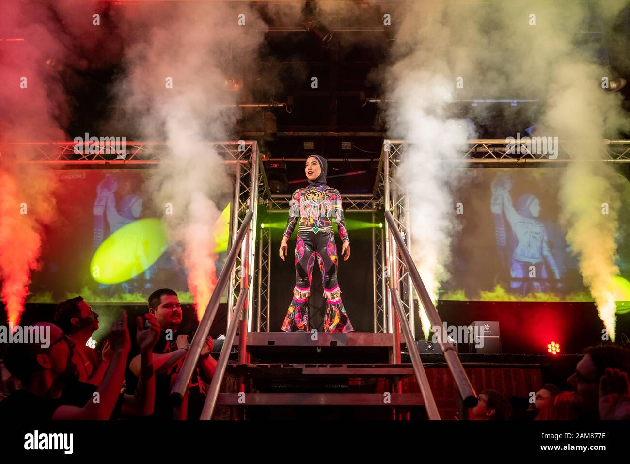 Londra, Regno Unito. 11th gennaio 2020. Né 'Phoenix' Diana, 20, campione di wrestling femminile della Malesia e il primo lottatore professionista hijab-wearing del mondo fa il suo debutto nel match britannico al torneo di ‘Wrestle Queendom 3’ organizzato da Pro Wrestling EVE a West London. La Phoenix affronta il wrestler britannico Zoe Lucas, vincendo la partita dopo aver costretto Lucas a sottomettersi. Il campione malese di Wrestlecon ha usato competere in una maschera per evitare di essere riconosciuto. Credito: Guy Corbishley/Alamy Live News Foto Stock