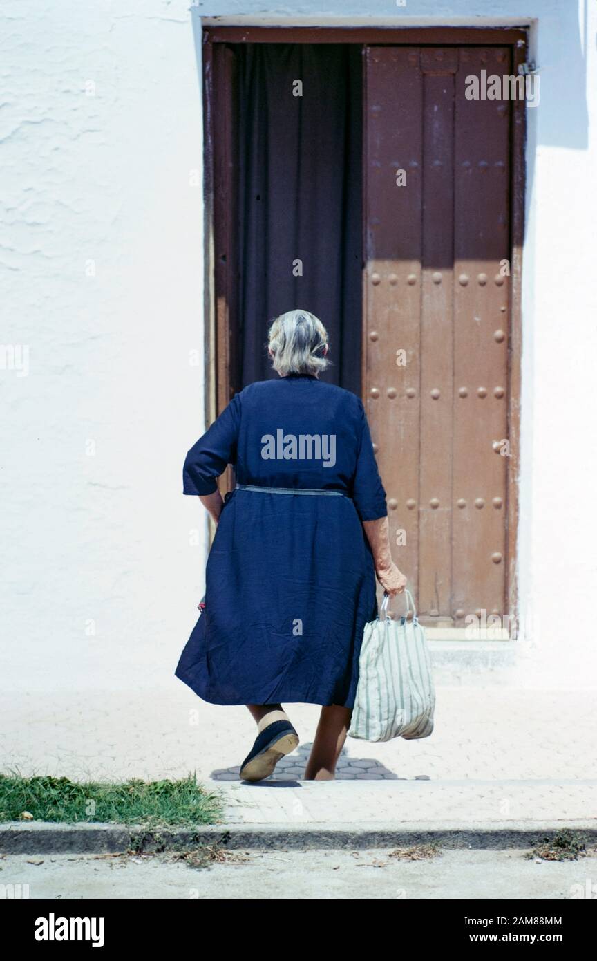 La vecchia donna spagnola porta a casa i generi alimentari Foto Stock