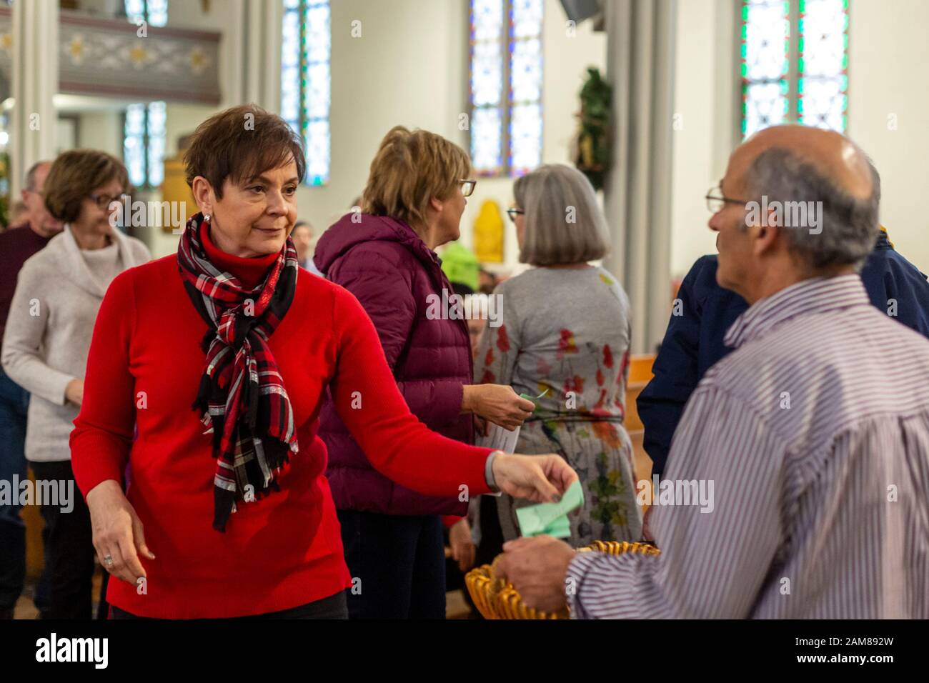 Detroit, Michigan, Stati Uniti. 11th Gen 2020. Una "ora Santa" Nella Chiesa Cattolica della Santissima Trinità ha sostenuto i rifugiati che fuggono dalla violenza nei loro paesi d'origine. Gli impegni dei parrocchiani nei confronti della preghiera, del digiuno e dell'azione a sostegno dei migranti sono stati raccolti in cesti. L'evento è stato organizzato Da Sconosciuti non Più durante la settimana Nazionale delle Migrazioni dei Vescovi Cattolici degli Stati Uniti. Credito: Jim West/Alamy Live News Foto Stock