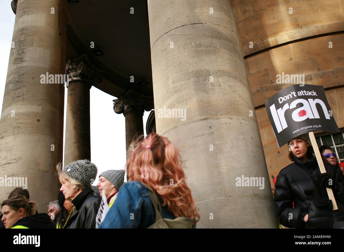 Una donna tiene un placard durante la dimostrazione.Gli Attivisti chiedono 'No War On Iran' a una manifestazione e marzo organizzata dalla Stop The War Coalition and Campaign for Nuclear Disarmation (CND) a Londra. Le tensioni tra Stati Uniti e Iran sono aumentate al loro punto più alto dalla crisi degli ostaggi del 1979 questa settimana dopo l'uccisione del comandante militare iraniano Qassem Suleimani da uno sciopero americano dei droni a Baghdad il 3 gennaio. Suleimani, leader della divisione operativa estera della forza di Quds del corpo islamico della Guardia rivoluzionaria dell'Iran (IRGC), era uno dei principali architetti del regi dell'Iran Foto Stock