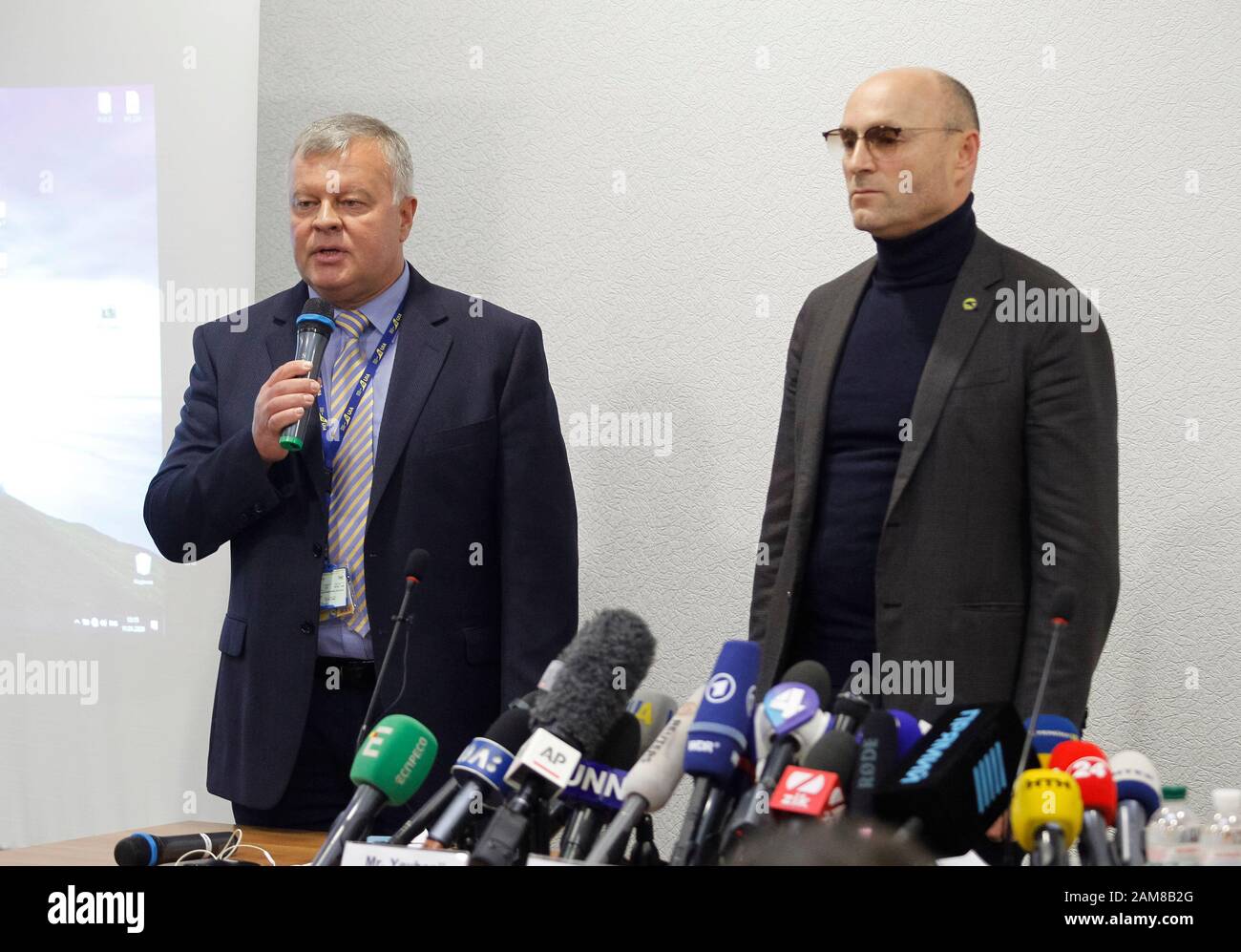 Vicepresidente di Ukraine International Airlines (UIA) per le operazioni di volo, Ihor Sosnovskyi parla durante una conferenza stampa sul Boeing 737-800 ucraino incidente aereo in Iran, presso l'aeroporto internazionale di Boryspil. Foto Stock