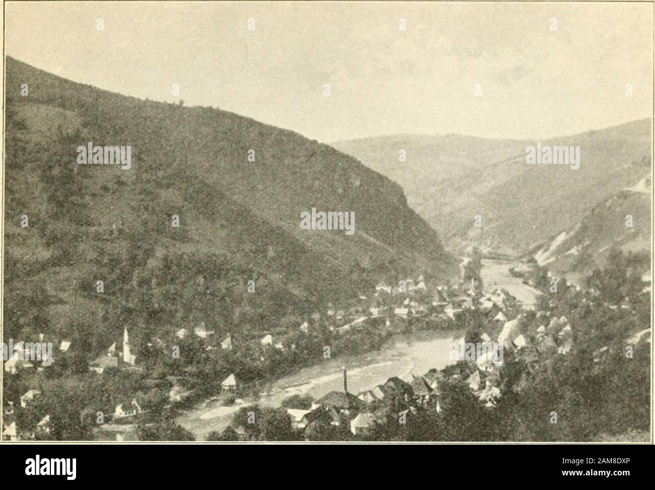 Handel mit Waren und Handel mit Waren aller Art; Wanderungen . Stadttheil am Vrbasflusse in Banjaluka. Draussen vor der Stadt, im sogenannten Trn, das nur aus wenigen Häusernbesteht und in die Archäologen die alte Stadt vor der türkischen Er-oberung verlegen wollen. Jetzt ist ein grosser Bahnhof in der Stadt gebaut, dicht hinter dem »Hotel Bosna«. Am Eingange des Ortes liegt an derbreiten Heerstrasse, welche die Eisenbahn übersetzt, das Militärspital mitvielen Nebengebäuden, umgeben von neu angelegten üppigen Gärten, diePromenadenwege von Bäumen begrenzt. Dann Kommt das grosse Militär-lager Foto Stock