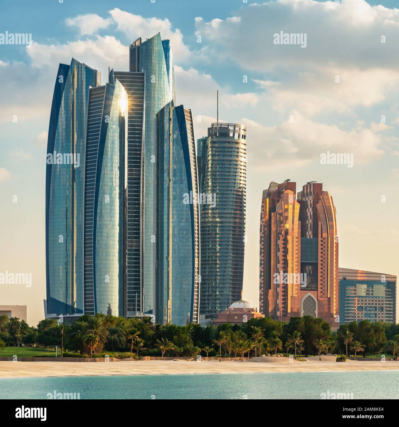 Grattacieli ad Abu Dhabi al tramonto, Emirati Arabi Uniti Foto Stock