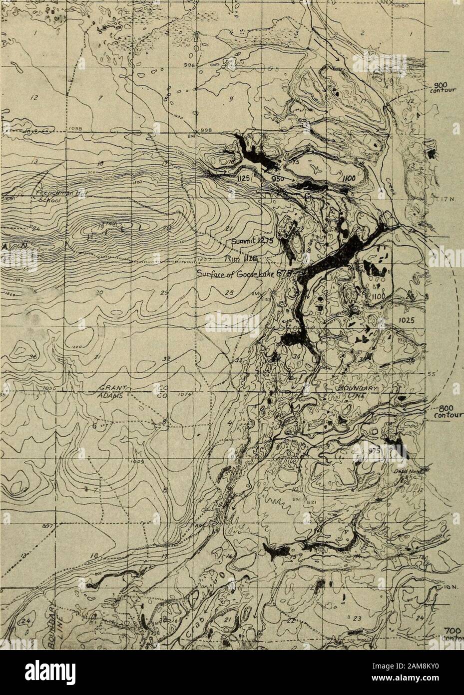 Bollettino della Società geologica d'America. T una data precedente, prima che l'attuale canalizzazione Drumheller fosse erosa, le acque glaciali continuarono anche direttamente verso sud per passare l'estremità est dell'anticlinale di montagna di Saddle. Lo scablandand canalizzato presenta ghiaia con materiale granitico che copre 150 miglia quadrate di teregione a sud della fine di questa piega. Come nel Palouse scabland, colline di topografia matura e terreni profondi, si svilupparono in un debole sedimentario (presumibilmente la formazione di Ellensburg) al di sopra del basalto, fiancheggiano la terra-scab e sono isolati in esso. Alcune delle acque glaciali entrarono nell'Esquatzel Foto Stock