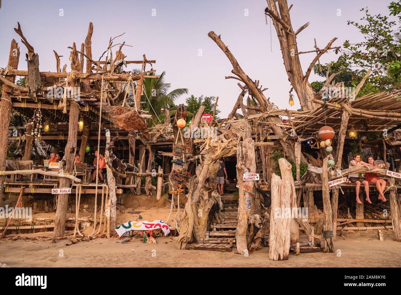 Famoso Hippie Bar realizzato da driftwood su Ko Phayam island Foto Stock