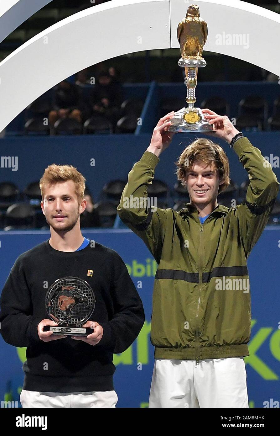 Doha, Qatar. 11th Gen 2020. Andrey Rublev (R) della Russia e Corentin Moutet di Francia posano per le foto durante la cerimonia di premiazione al torneo ATP Qatar Open di tennis a Doha, Qatar, 11 gennaio 2020. Credito: Nikku/Xinhua/Alamy Live News Foto Stock