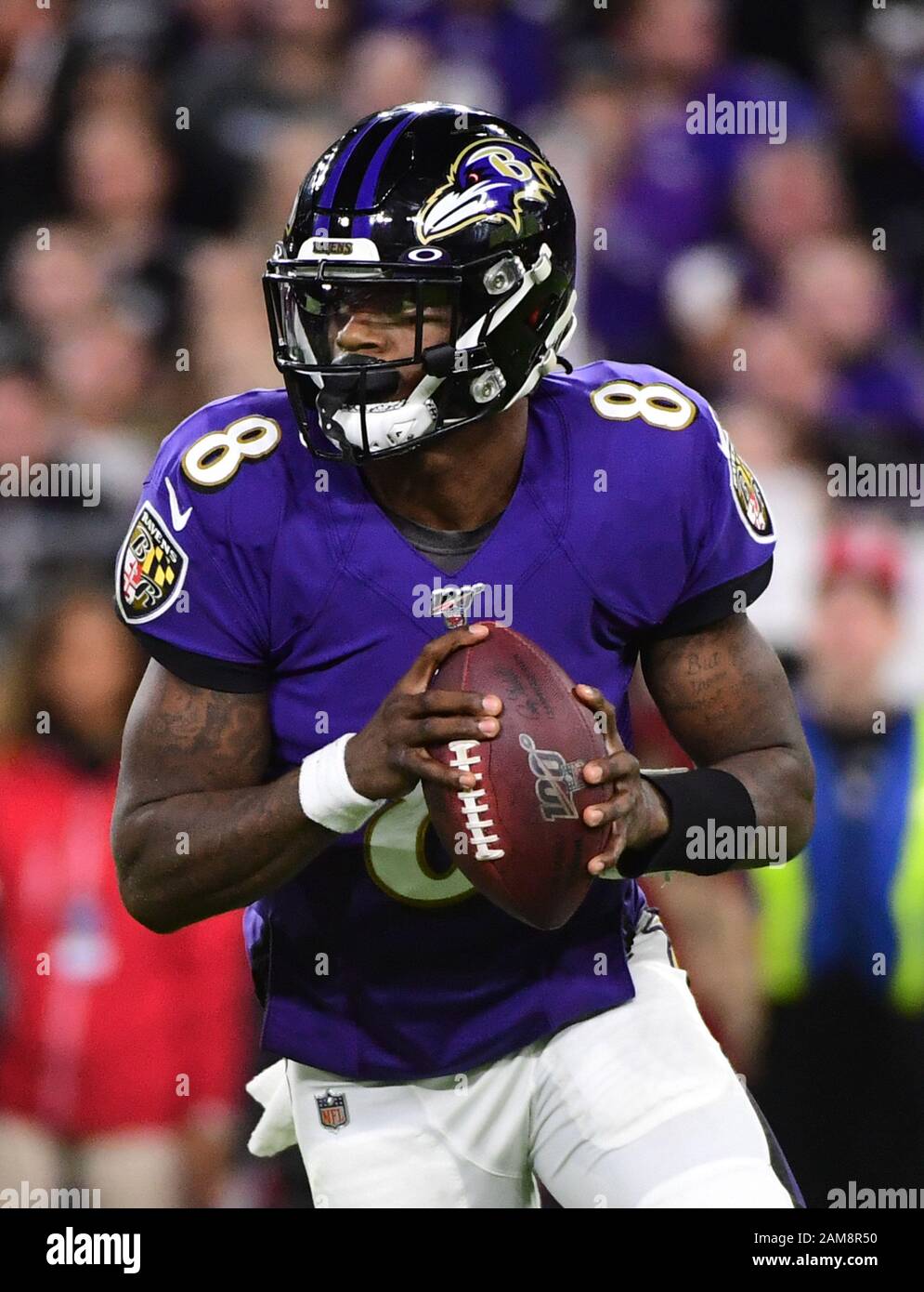 Baltimore, Stati Uniti. 11th Gen 2020. Baltimore Ravens quarterback Lamar Jackson (8) scrambles contro i Tennessee Titans nel secondo trimestre del loro gioco di divisione al M&T Bank Stadium di Baltimora, Maryland, sabato 11 gennaio 2020. Foto di Kevin Dietsch/UPI Credit: UPI/Alamy Live News Foto Stock