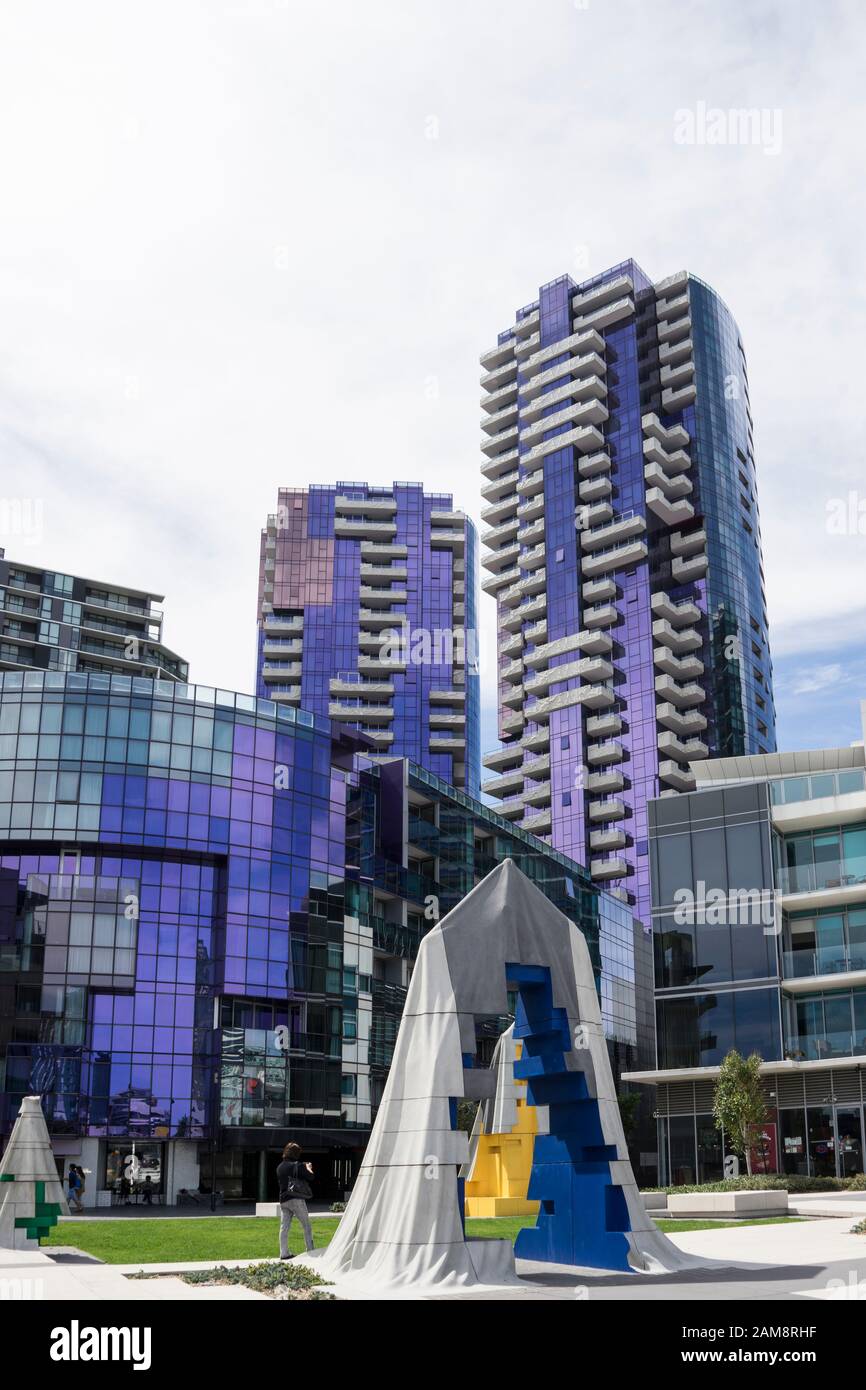 Immagine verticale di appartamenti di alto livello e della passeggiata a Docklands a Melbourne, Australia Foto Stock