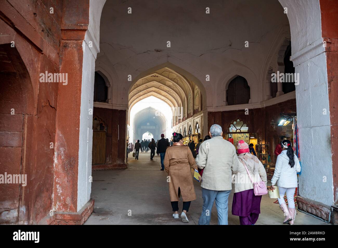 Delhi, India - 4 Gennaio 2020: il vestibolo delle Chhatta Chowk Bazaar, un mercato storico costruito all'interno di Red Fort Foto Stock