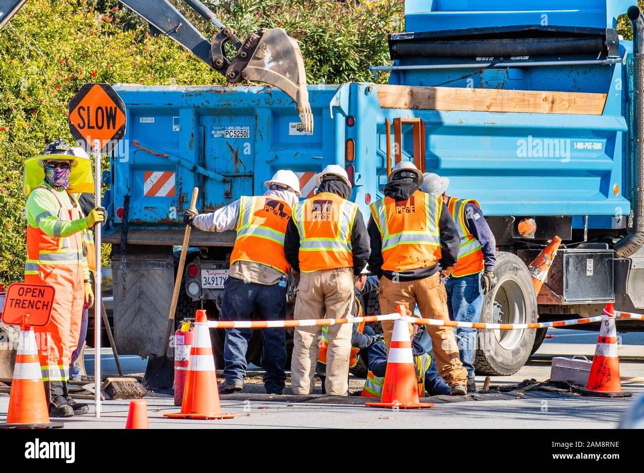 9 gennaio 2020 Mountain View / CA / USA - PG&e Work Crew che esegue riparazioni di emergenza in una città nella zona della baia di San Francisco Sud Foto Stock