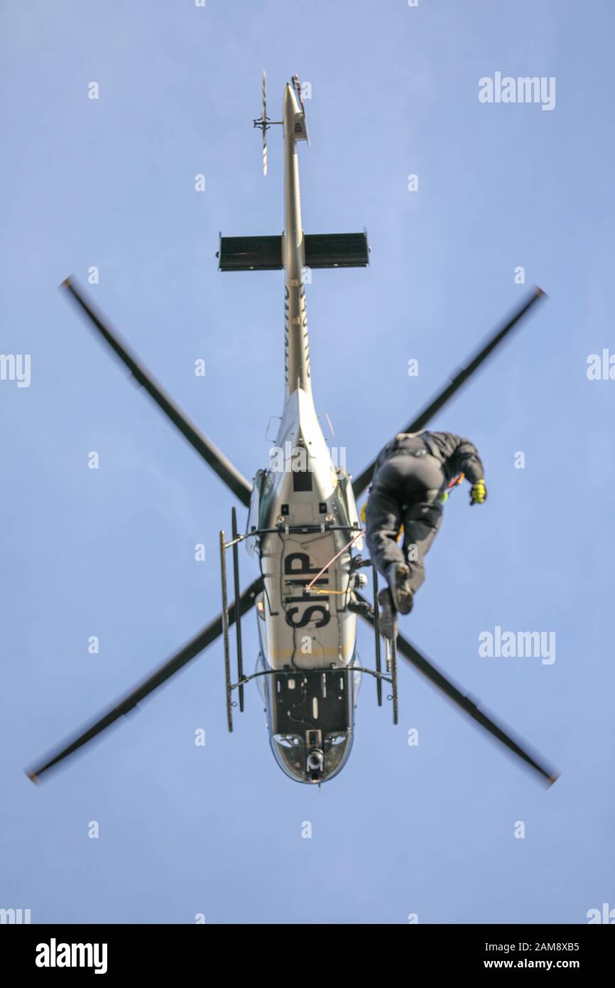 Un tecnico del North Carolina Helicopter Aquatic Rescue Team (NCHART) viene trasportato a breve distanza da un elicottero 407 Bell durante un esercizio di addestramento presso un centro di addestramento della North Carolina state Highway Patrol, Raleigh, North Carolina, 9 gennaio 2020. Questo esercizio NCHART è composto da membri della North Carolina Emergency Management, della North Carolina National Guard, della North Carolina state Highway Patrol e dai soccorritori locali. (STATI UNITI Foto della Guardia Nazionale militare di Sgt. Jamar Marcel Pugh, North Carolina National Guard) Foto Stock