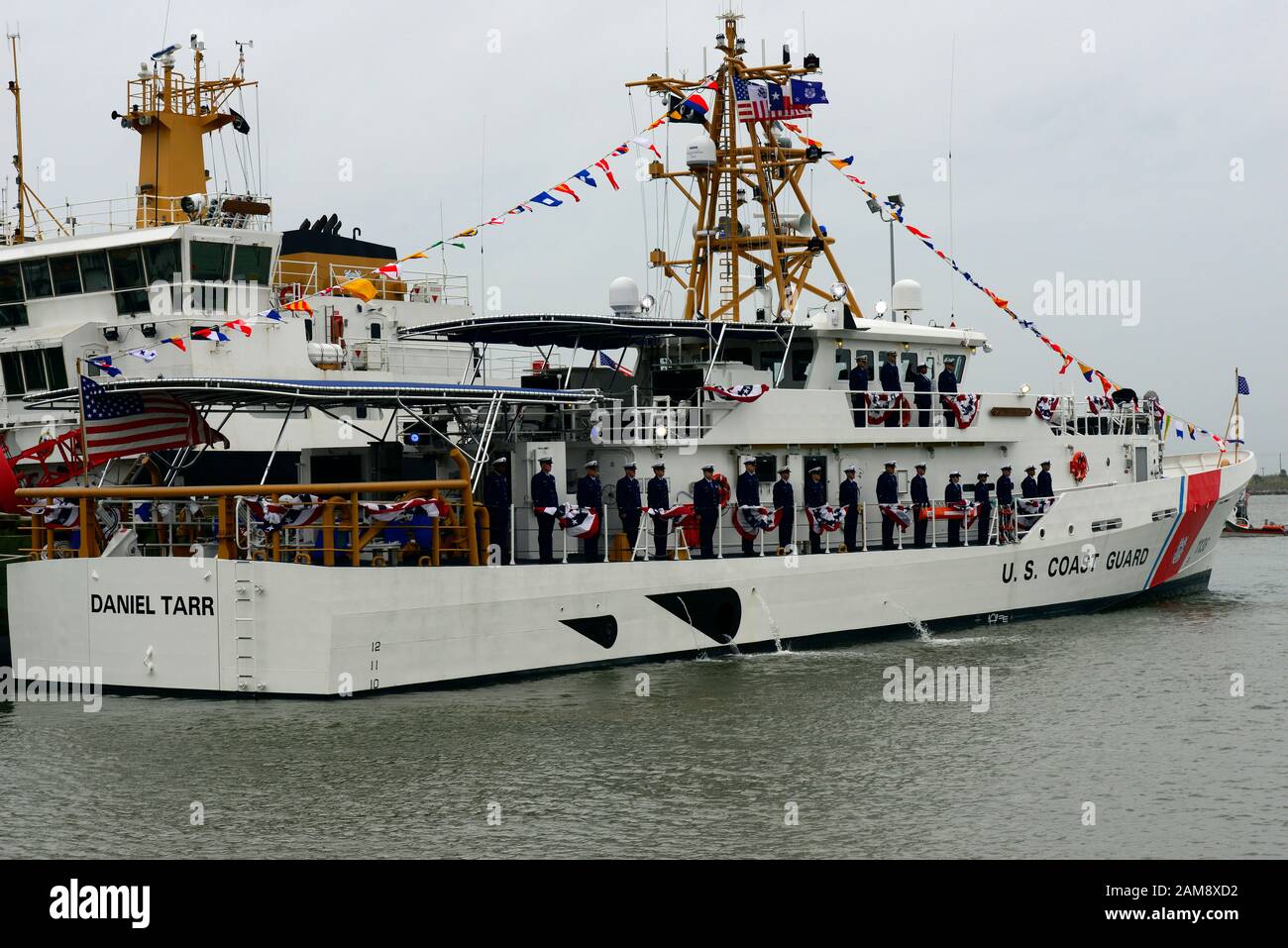 I membri dell'equipaggio di Daniel Tarr, Cutter della Guardia Costiera, riferiscono per il servizio durante la cerimonia di messa in servizio presso L'ufficio Di Settore Galveston a Galveston, Texas, 10 gennaio 2020. La zona di pattuglia del Cutter della Guardia Costiera Daniel Tarr si estende per 900 miglia di costa da Carradelle, Florida a Brownsville, Texas. (STATI UNITI Foto della Guardia Costiera di Seaman Gabriel Wisdom). Foto Stock