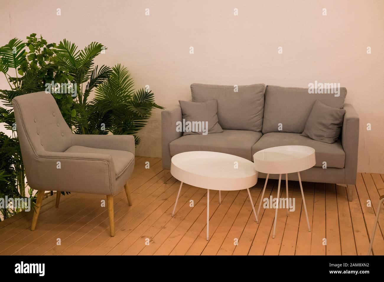 Decorazioni interne, con morbido divano e tavolo bianco. Luogo accogliente per il riposo. Foto Stock