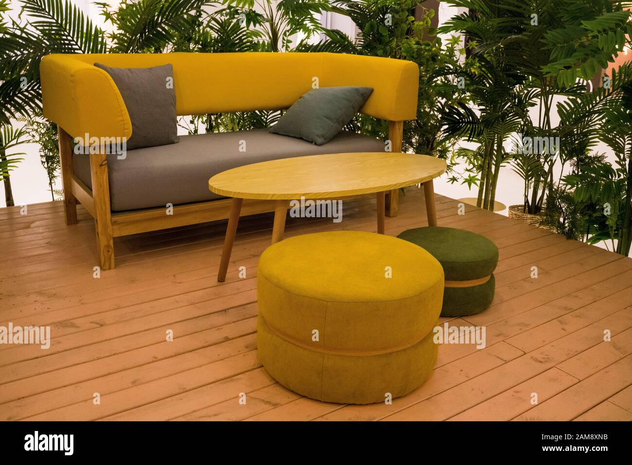 Decorazioni interne, con morbido divano e tavolo in legno giallo. Luogo accogliente per il riposo. Foto Stock