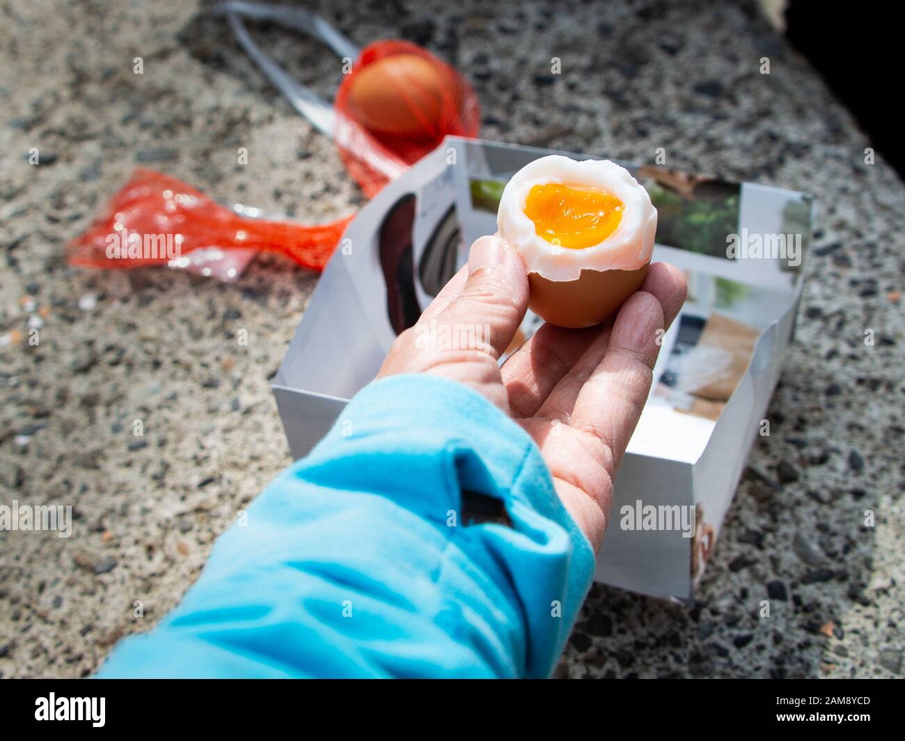 Onsen tamago, o uova di sorgente calda, bollite nelle acque vicino-bollenti, minerali-ricche nell'area di cottura appositamente progettata denominata Yuzutsu, situata giù Foto Stock