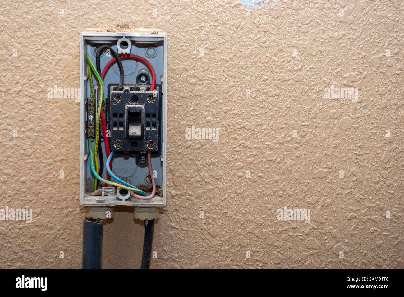 Scatola elettrica esterna residenziale da riparare con fili e interruttori esposti. Idee per il fai da te, la riparazione, la manutenzione. Spazio copia. Foto Stock