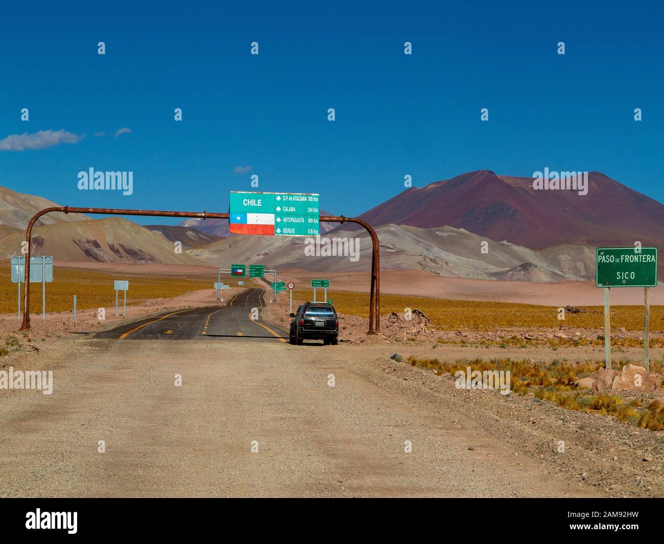 Paesaggio di Paso Sico che segna il confine tra Cile e Argentina, dove la Ruta del Desierto inizia sulla sua strada per San Pedro de Atacama, Antofagasta, Cile Foto Stock