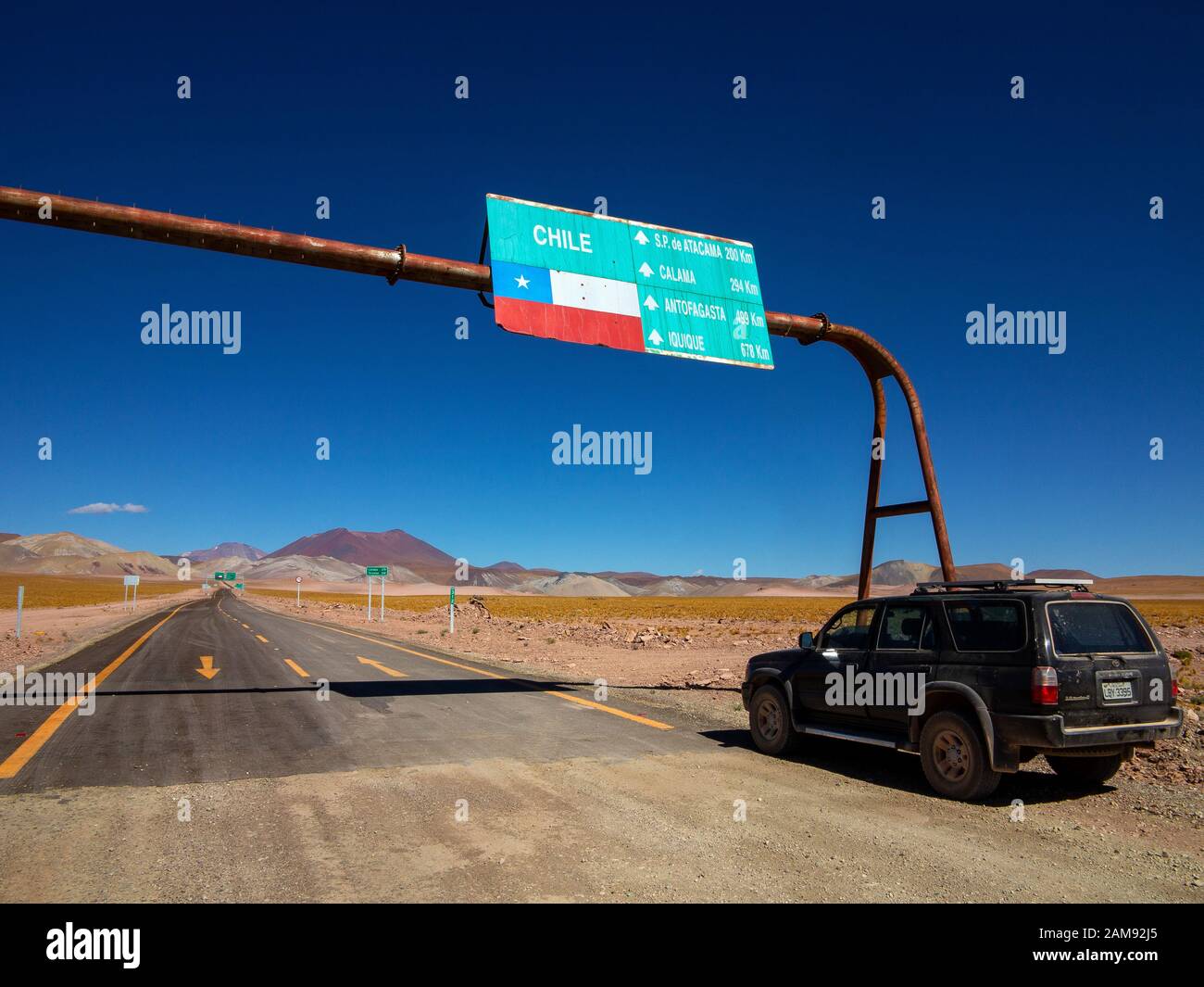 Paesaggio di Paso Sico che segna il confine tra Cile e Argentina, dove la Ruta del Desierto inizia sulla sua strada per San Pedro de Atacama, Antofagasta, Cile Foto Stock