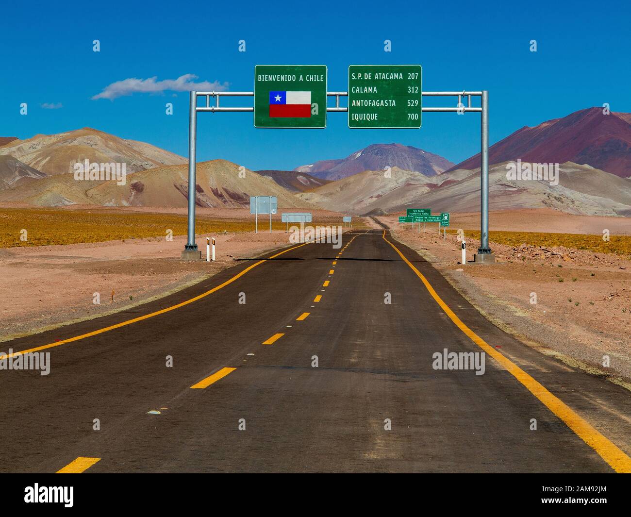 Paesaggio di Paso Sico che segna il confine tra Cile e Argentina, dove la Ruta del Desierto inizia sulla sua strada per San Pedro de Atacama, Antofagasta, Cile Foto Stock