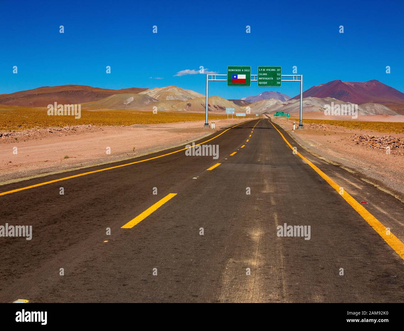 Paesaggio di Paso Sico che segna il confine tra Cile e Argentina, dove la Ruta del Desierto inizia sulla sua strada per San Pedro de Atacama, Antofagasta, Cile Foto Stock