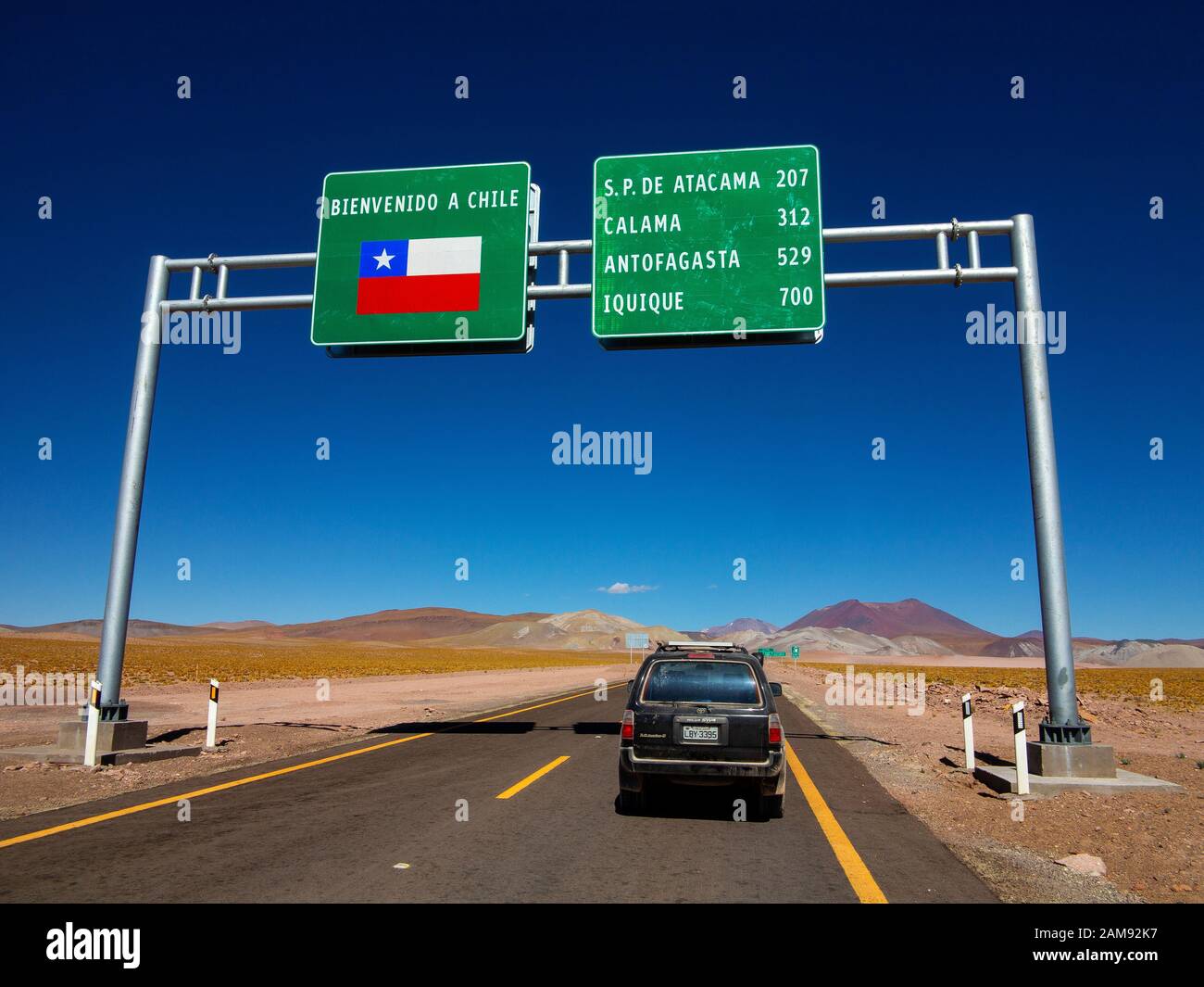 Paesaggio di Paso Sico che segna il confine tra Cile e Argentina, dove la Ruta del Desierto inizia sulla sua strada per San Pedro de Atacama, Antofagasta, Cile Foto Stock