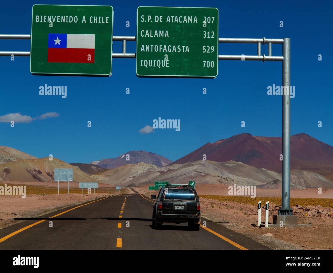 Paesaggio di Paso Sico che segna il confine tra Cile e Argentina, dove la Ruta del Desierto inizia sulla sua strada per San Pedro de Atacama, Antofagasta, Cile Foto Stock