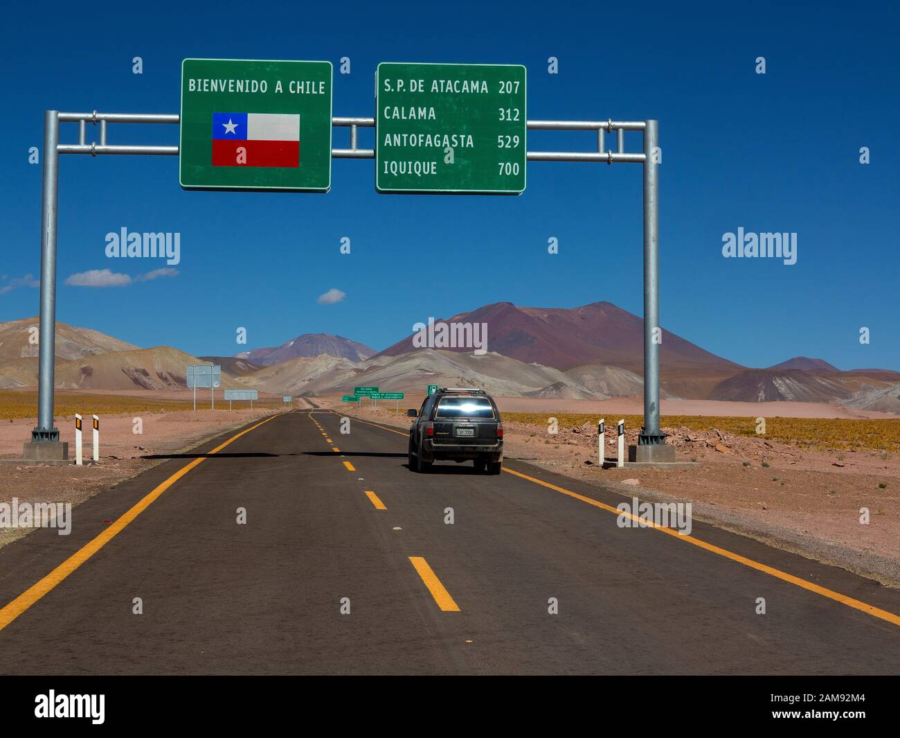 Paesaggio di Paso Sico che segna il confine tra Cile e Argentina, dove la Ruta del Desierto inizia sulla sua strada per San Pedro de Atacama, Antofagasta, Cile Foto Stock