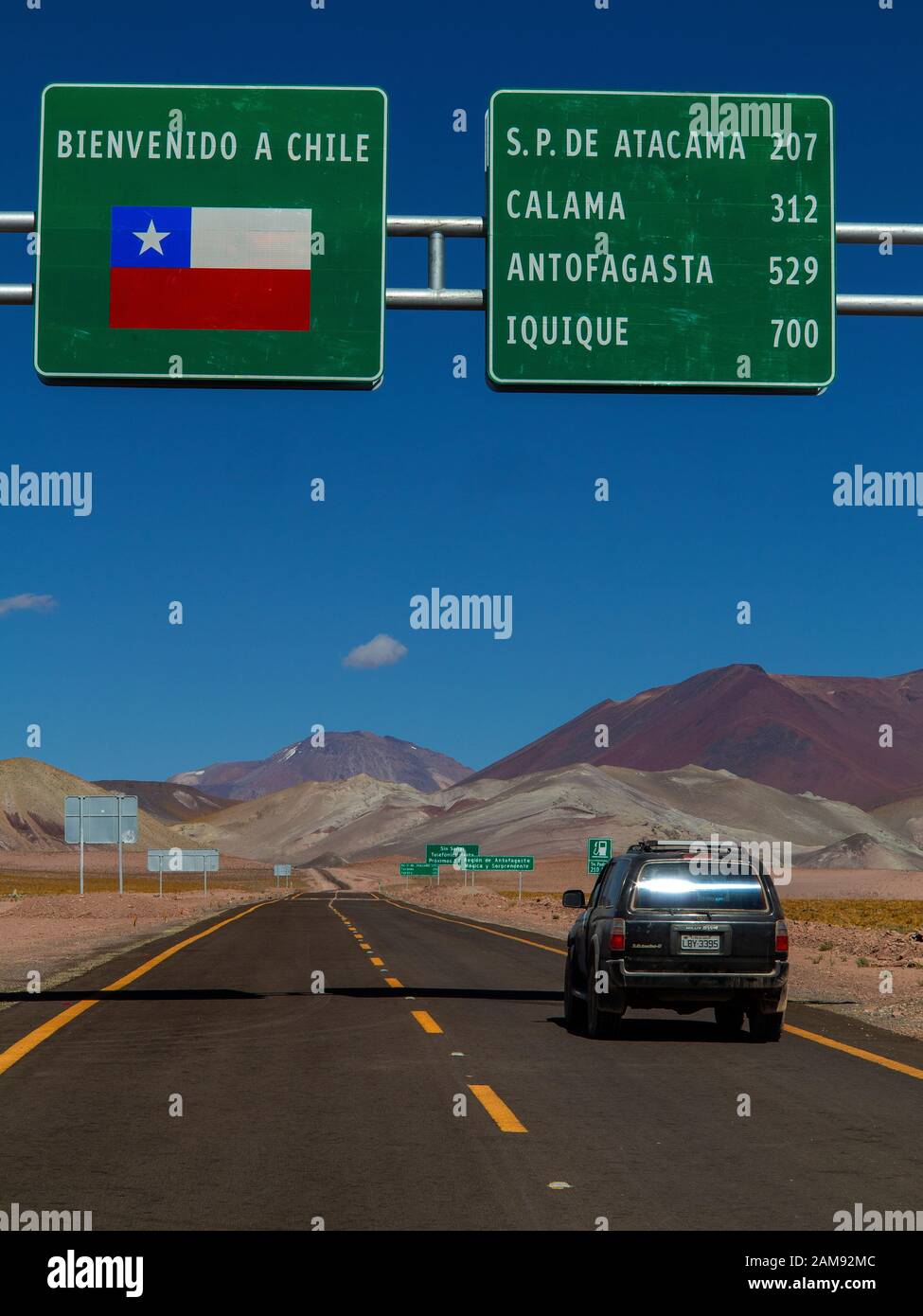 Paesaggio di Paso Sico che segna il confine tra Cile e Argentina, dove la Ruta del Desierto inizia sulla sua strada per San Pedro de Atacama, Antofagasta, Cile Foto Stock