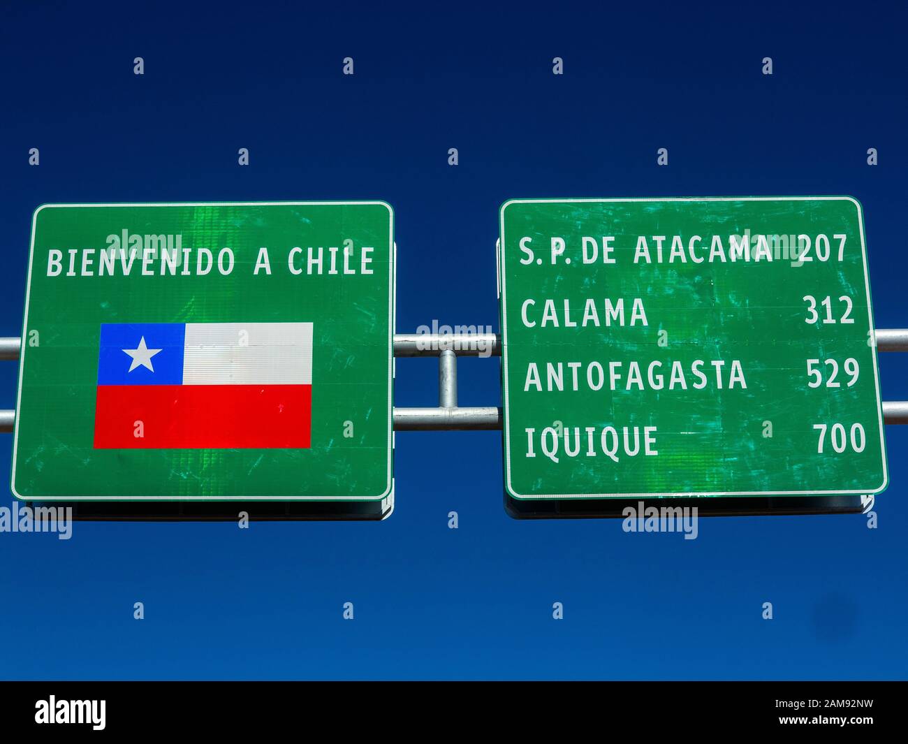 Paesaggio di Paso Sico che segna il confine tra Cile e Argentina, dove la Ruta del Desierto inizia sulla sua strada per San Pedro de Atacama, Antofagasta, Cile Foto Stock