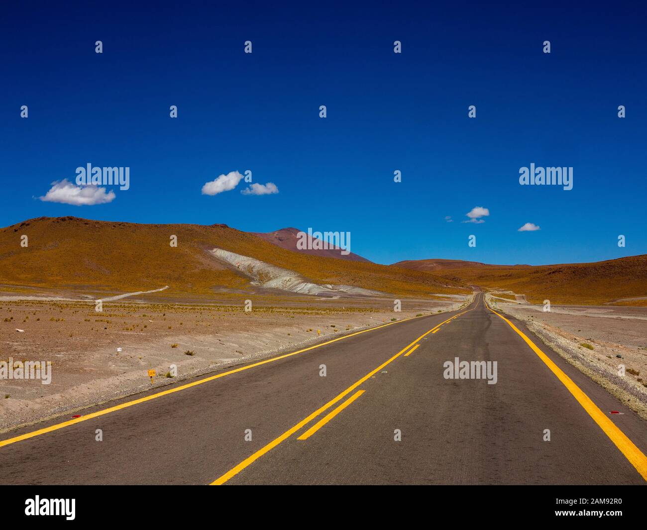 Paesaggio sul deserto di Atacama subito dopo essere entrato in Cile venendo da Paso Sico sul confine Argentina, Antofagasta, Cile Foto Stock