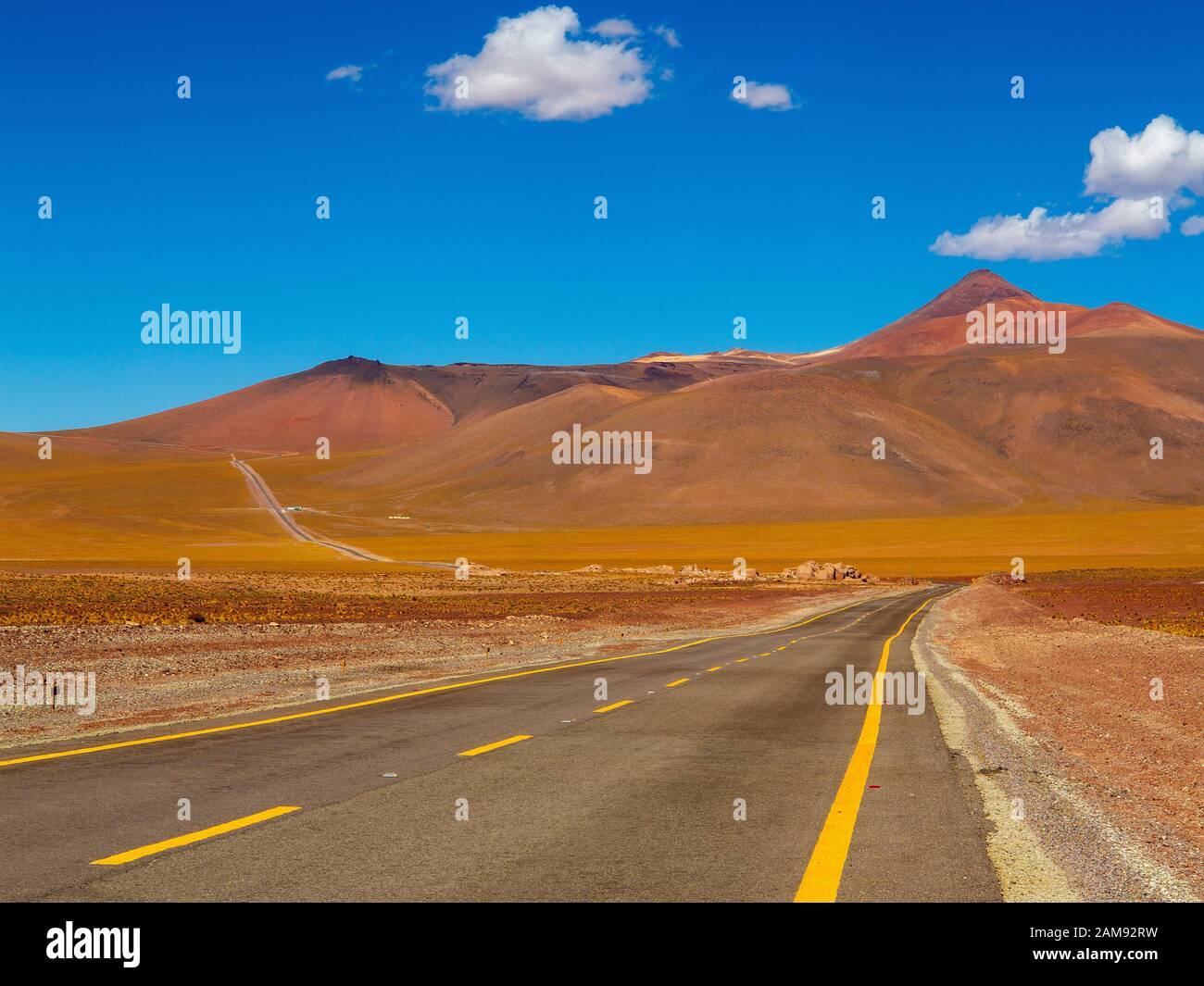 Paesaggio sul deserto di Atacama subito dopo essere entrato in Cile venendo da Paso Sico sul confine Argentina, Antofagasta, Cile Foto Stock