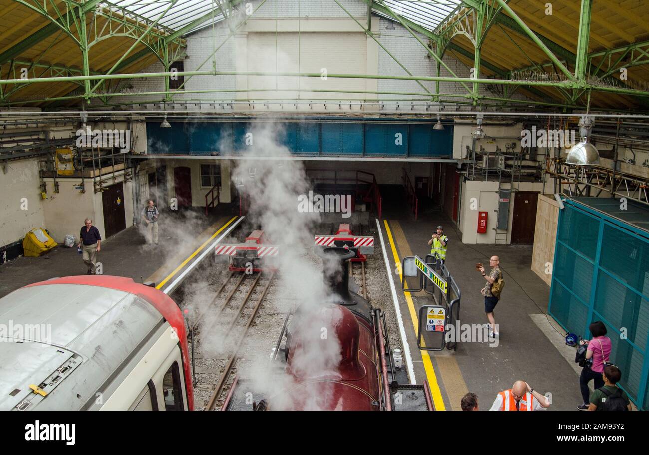 Londra, Regno Unito - 22 giugno 2019: Il treno a vapore Vintage si è fermato accanto al moderno treno District Line presso la stazione di Ealing Broadway, che segna il 150th anniversario del Th Foto Stock