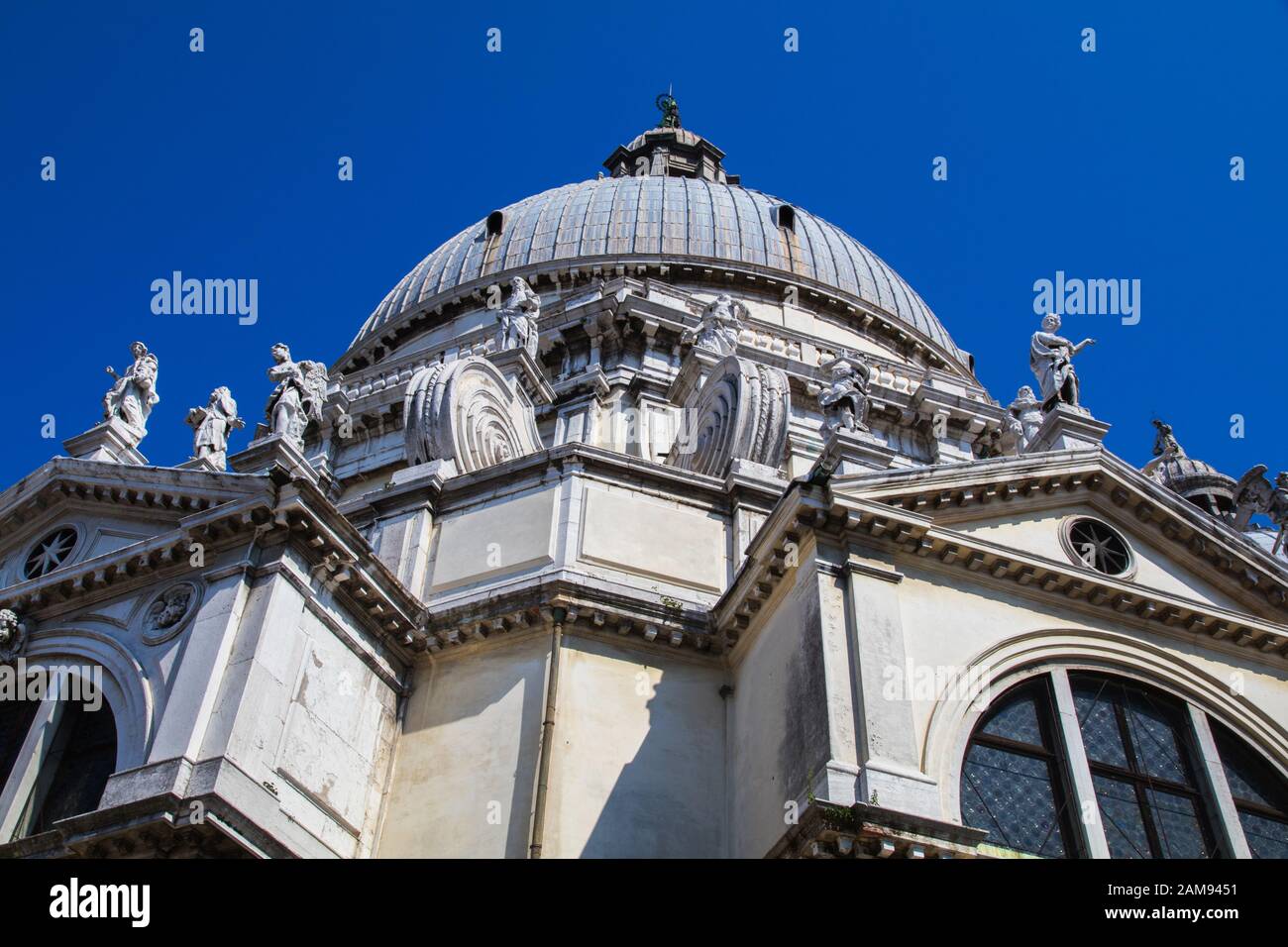 L'esterno e la cupola della Basilica di Santa Maria della Salute a Venezia Foto Stock